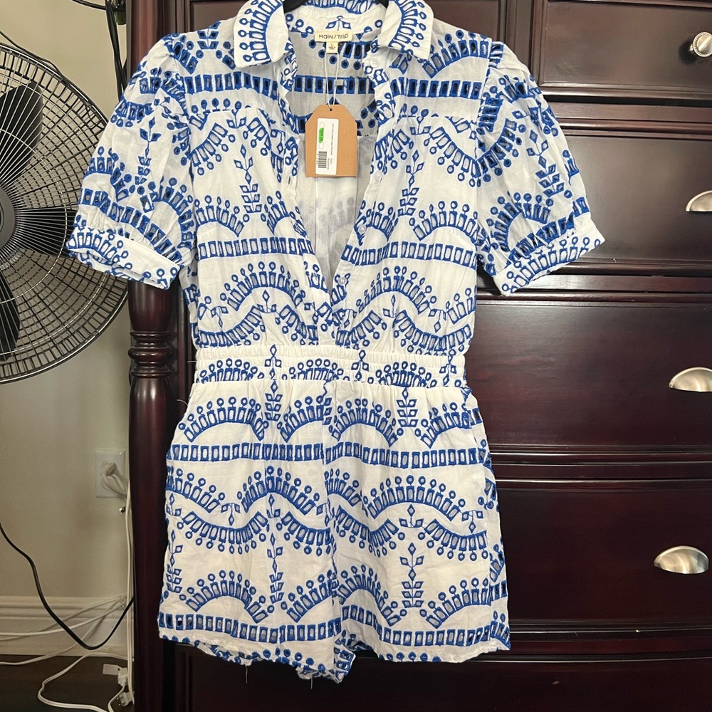 Eyelet Lace Romper nwt runs small….size Large more like a Medium
